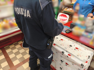 zdjęcie przedstawia dzielnicowych dających podkładkę stop jestem niepełnoletni
