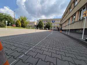 zdjęcia policjant umundurowany i dzieci podczas zdawania na kartę rowerową