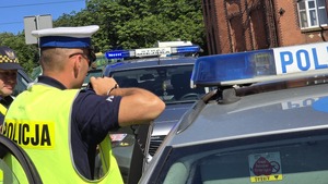 zdjęcie przedstawia policjanta i strażnika podczas działań