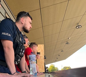 zdjęcie przedstawia policjantów podczas zabezpieczenia imprezy żużlowej