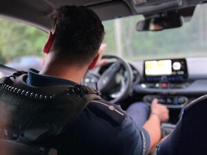 zdjęcie przedstawia policjanta w radiowozie