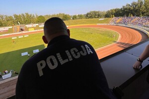 zdjęcie przedstawia policjantów podczas zabezpieczenia imprezy żużlowej