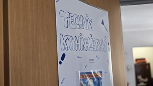 zdjęcie przedstawia kartkę na drzwiach z napisem technik kryminalistyki