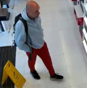zdjęcie przedstawia wizerunek sprawcy kradzieży