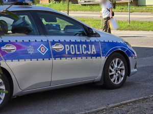 zdjęcie przedstawia zaparkowany radiowóz
