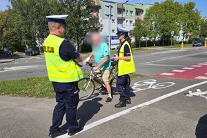 zdjęcie przedstawia policjantów kontrolujących rowerzystę