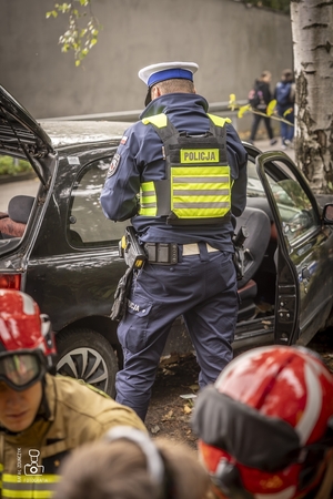zdjęcie przedstawia policjanta wykonującego oględziny