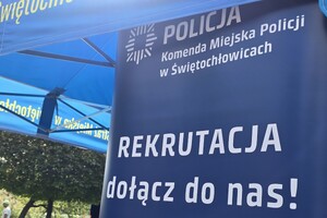 zdjęcie przedstawia rollup z napisem rekrutacja do policji