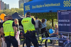zdjęcie przedstawia strażników miejskich na stoisku profilaktycznym