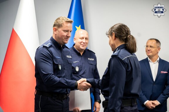 zdjęcie przedstawia wręczenie gratulacji wyróżnionym w konkursie policjantom